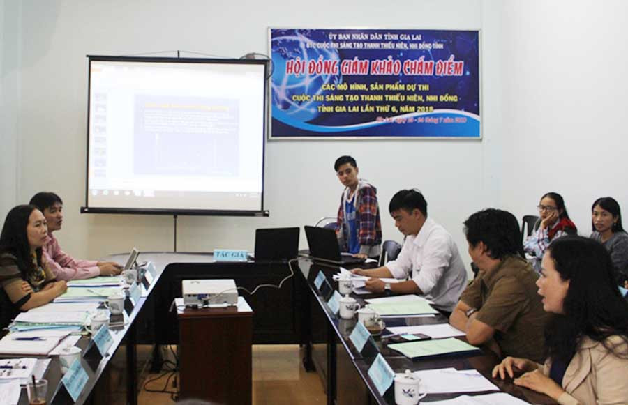 Các tác giả trình bày sáng tạo trước Hội đồng giám khảo.jpg