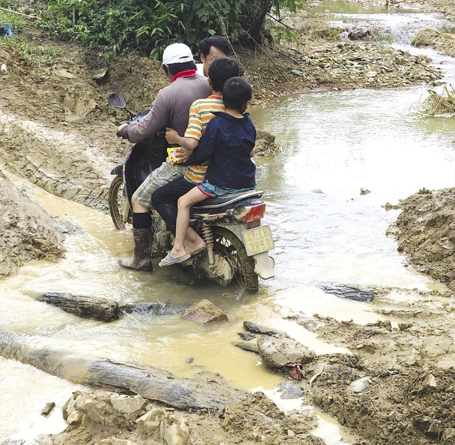 Đường đi lại ở “dốc cổng trời” nhiều đoạn khó khăn.