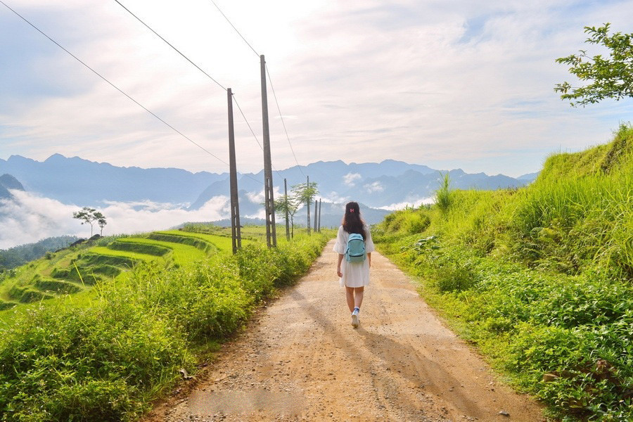 Thức dậy sớm nhẹ nhàng đi trên con đường ra đồng, đón làn mây bay ùa vào người, chạm tay vào từng cây lúa còn đọng giọt sương sớm... là những giây phút thảnh thơi hiếm có trong những ngày bình thường của bạn. Thêm một trải nghiệm tuyệt vời nữa khi bạn cảm nhận những tia nắng ấm đầu tiên chạm vào người, ngắm nhìn cuộc sống bình dị của người dân nơi đây.