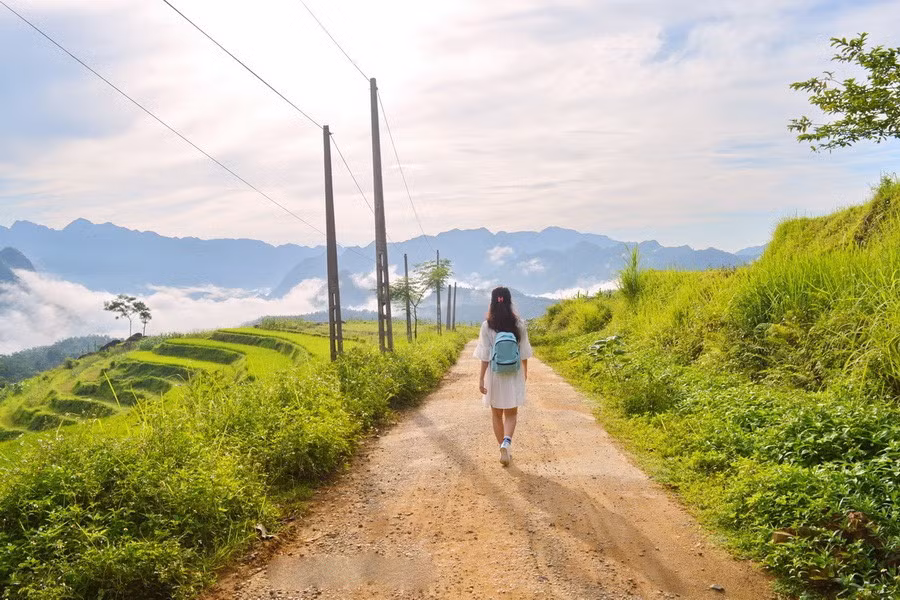 Thức dậy sớm nhẹ nhàng đi trên con đường ra đồng, đón làn mây bay ùa vào người, chạm tay vào từng cây lúa còn đọng giọt sương sớm... là những giây phút thảnh thơi hiếm có trong những ngày bình thường của bạn. Thêm một trải nghiệm tuyệt vời nữa khi bạn cảm nhận những tia nắng ấm đầu tiên chạm vào người, ngắm nhìn cuộc sống bình dị của người dân nơi đây.