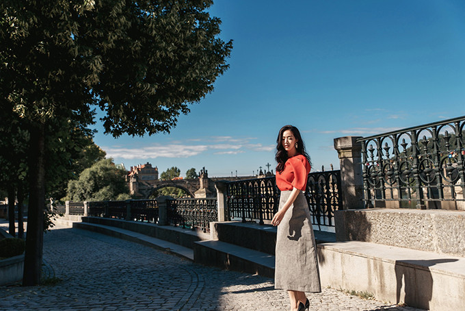  Chân váy là món đồ khá quen thuộc của phái đẹp văn phòng. Trang phục này được yêu thích vì rất linh hoạt trong việc mix - match cùng các mẫu áo.