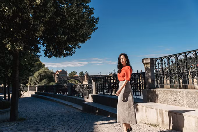 Chân váy là món đồ khá quen thuộc của phái đẹp văn phòng. Trang phục này được yêu thích vì rất linh hoạt trong việc mix - match cùng các mẫu áo. Chân váy là món đồ khá quen thuộc của phái đẹp văn phòng. Trang phục này được yêu thích vì rất linh hoạt trong việc mix - match cùng các mẫu áo.