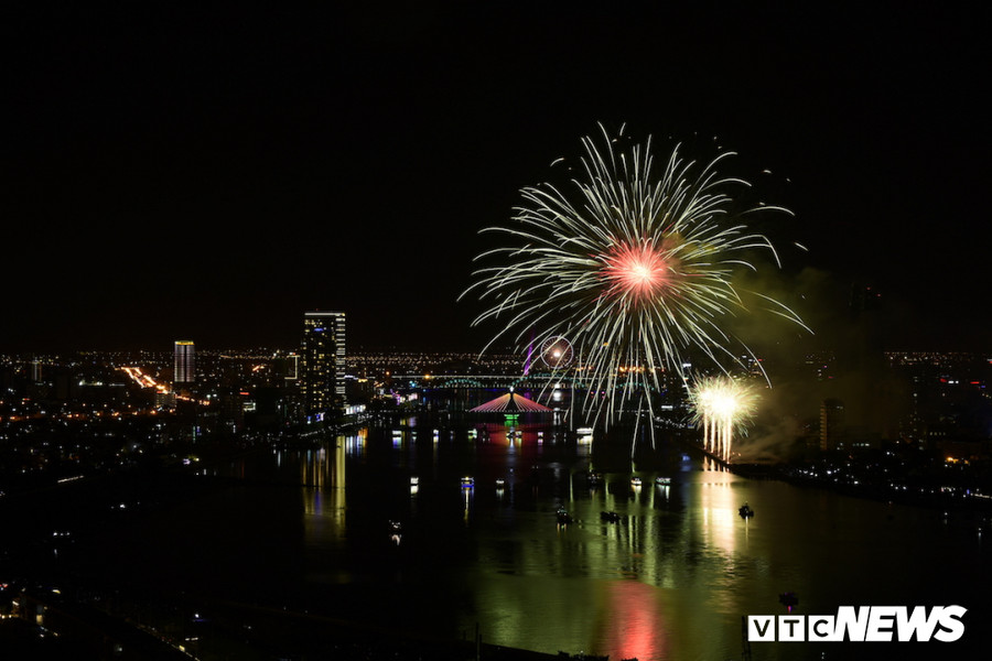 Sông Hàn vốn đã đẹp nay lại càng lộng lẫy bởi những phần thi pháo hoa xuất sắc. 