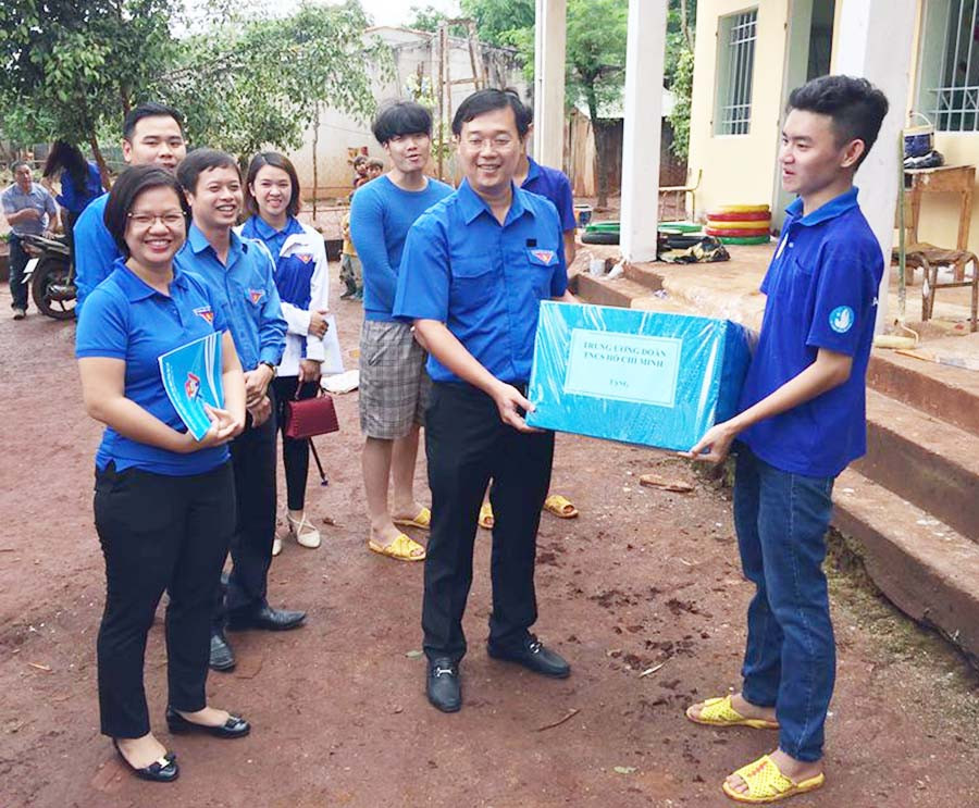 Đồng chí Lê Quốc Phong tặng quà cho các chiến sĩ tình nguyện Đại học Công nghệ thành phố. Ảnh: P.L Đồng chí Lê Quốc Phong tặng quà cho các chiến sĩ tình nguyện Đại học Công nghệ thành phố. Ảnh: P.L