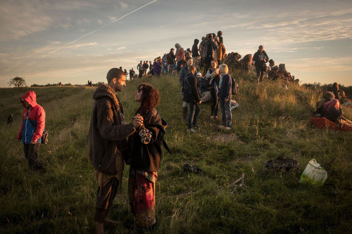 Một cặp đôi chạm tay thể hiện tình thương trong niềm vui đón bình minh ngày hạ chí - Ảnh: Matt Cardy/Getty Images