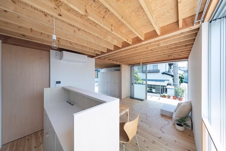 Sàn và trần nhà bằng gỗ.