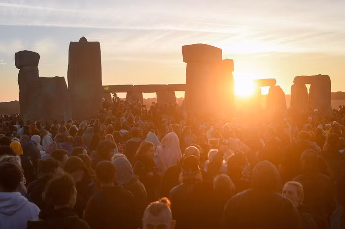 Đông nghẹt người dân Anh hào hứng đón bình minh - Ảnh: Ben Birchall/PA