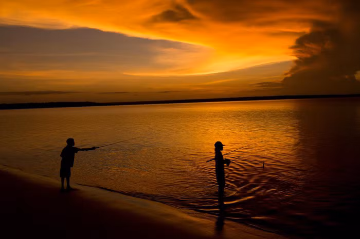  Các trẻ em câu cá ở vùng bờ biển đảo Melville - Ảnh: DAVID MAURICE SMITH, OCULI/NG