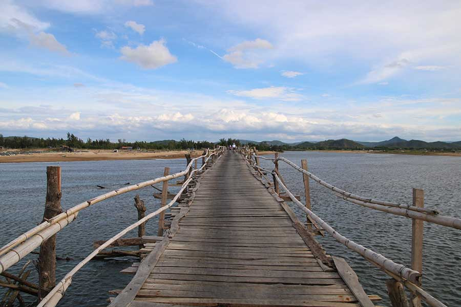 Cây cầu rộng khoảng 1,5m, nơi rộng nhất 1,8m, cộng với chiều dài ấn tượng khiến nó trông vô cùng mỏng manh giữa vùng nước mênh mông. 