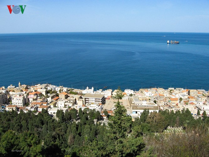 Thành phố nằm ngay bên bờ nam Địa Trung Hải, cũng là điểm giao thương quốc tế đã có lịch sử hàng ngàn năm.