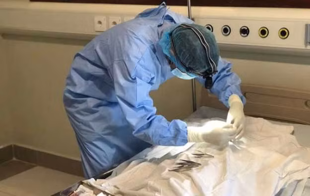 Giám đốc Ngân hàng Mắt cố gắng lấy giác mạc của bé Vân Nhi thật khẽ