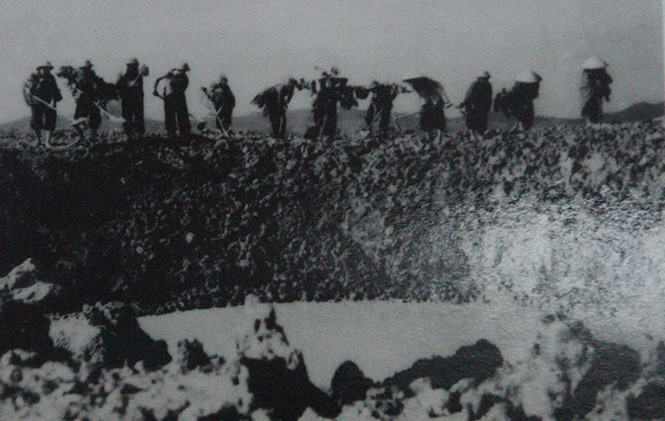 Nữ thanh niên xung phong lấp hố bom mở đường ở Đồng Lộc (Ảnh: Tư liệu)