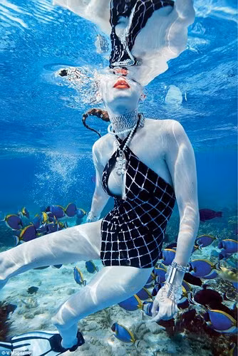  Trong những bức hình huyền ảo, Gigi Hadid diện bộ áo tắm của Chanel, bơi lội giữa những chú cá của đại dương.