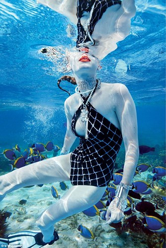  Trong những bức hình huyền ảo, Gigi Hadid diện bộ áo tắm của Chanel, bơi lội giữa những chú cá của đại dương.