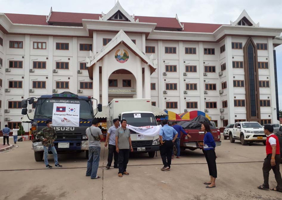 Trụ sở UBND tỉnh Attapeu liên tục bị tắc nghẽn vì xe cộ chở hàng cứu trợ