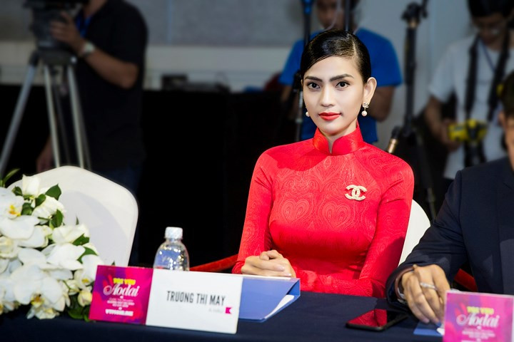 Cô kết hợp cùng cách make up tô điểm những lợi thế của vẻ đẹp khuôn mặt và phong thái quý cô sang trọng trong suốt thời lượng chương trình. Cô kết hợp cùng cách make up tô điểm những lợi thế của vẻ đẹp khuôn mặt và phong thái quý cô sang trọng trong suốt thời lượng chương trình.