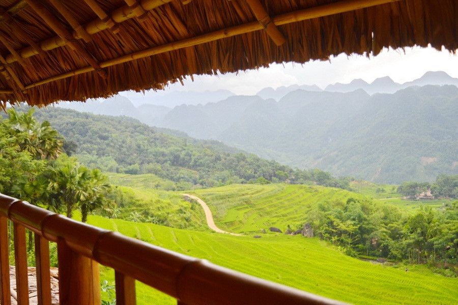 Hầu hết khu nghỉ dưỡng, homestay hay nhà của người dân nơi đây đều là nhà sàn và được xây cao trên triền núi, đồi cạnh sát bên các ruộng bậc thang nên có view gần gũi với thiên nhiên.