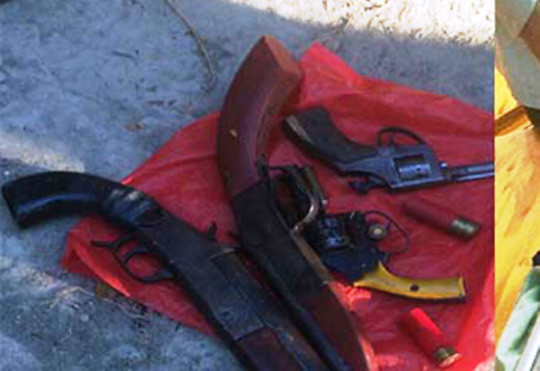 4 khẩu súng tự chế được nhóm côn đồ vứt lại khi tháo chạy 4 khẩu súng tự chế được nhóm côn đồ vứt lại khi tháo chạy