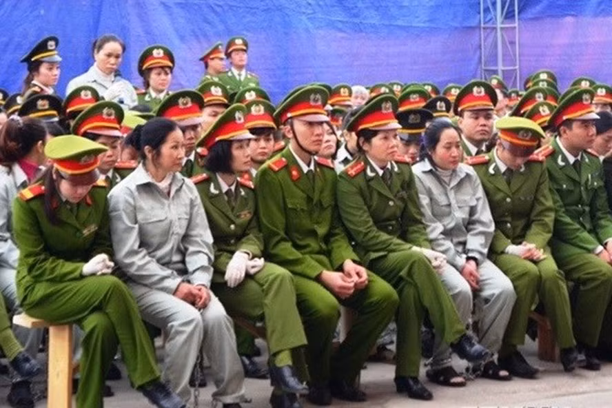 Các bị cáo trong phiên xét xử. Ảnh An ninh Hải Phòng Các bị cáo trong phiên xét xử. Ảnh An ninh Hải Phòng