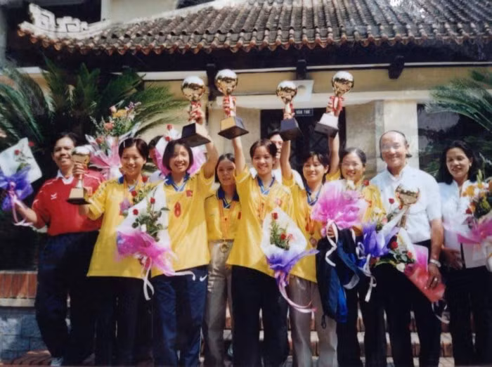  Huyền Trang (thứ 2 từ trái sang) cùng đội tuyển đá cầu Việt Nam gặt hái nhiều danh hiệu quốc tế.