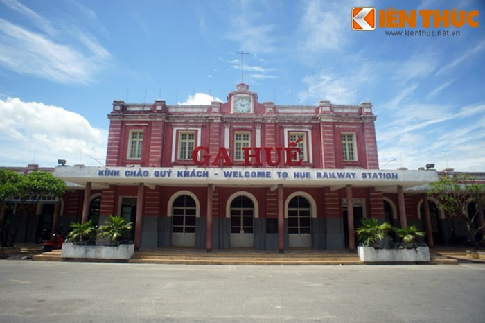 Một công trình lịch sử quan trọng khác của Huế nằm bên bờ sông An Cựu là nhà ga Huế, được người Pháp xây dựng năm 1908. Đây là một trong những nhà ga cổ nhất Việt Nam còn tồn tại.