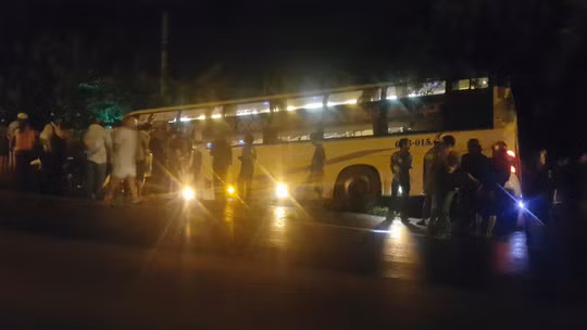 Chiếc xe khách bị nạn đã được cẩu lên