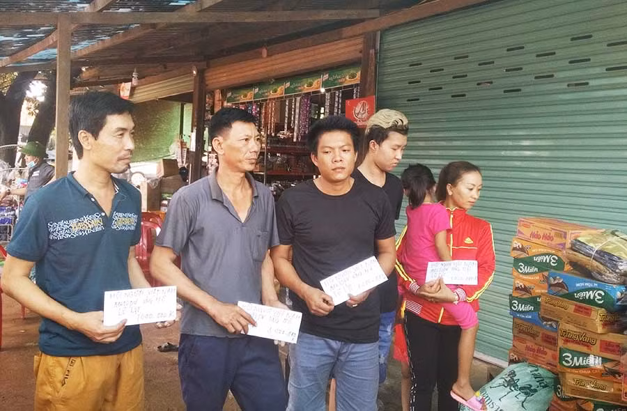  Hội người Việt Nam tại tỉnh Attapeu tặng quà cho các nạn nhân sự cố vỡ đập thủy điện. Ảnh: Dạ Lữ