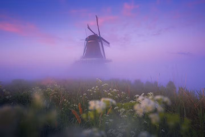 Zaanse Schans là một địa điểm du lịch nổi tiếng. Chỉ vào lúc trước khi mặt trời mọc, bạn mới có thể nhìn thấy những đám mây đổi sang màu tím như thế này.