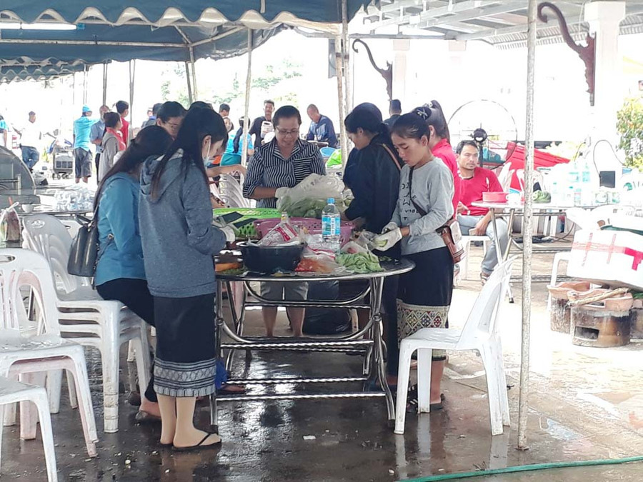  Người dân Lào nấu ăn trong khuôn viên UBND tỉnh Attapeu để phục vụ các đội cứu trợ và hỗ trợ người dân bị ảnh hưởng do sự cố vỡ đập