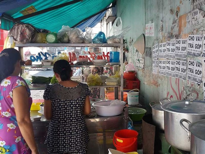 Hiện nay, các tờ quảng cáo cho vay được dán tràn lan khắp TP.HCM. Ảnh: HTD Hiện nay, các tờ quảng cáo cho vay được dán tràn lan khắp TP.HCM. Ảnh: HTD