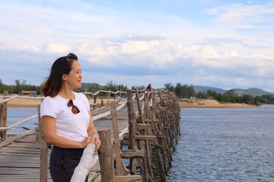 Du khách thích thú chụp ảnh tại cầu.