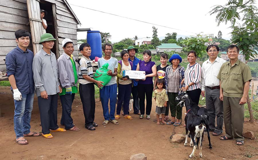  Hỗ trợ dê sinh sản cho gia đình chính sách. Ảnh: L.N