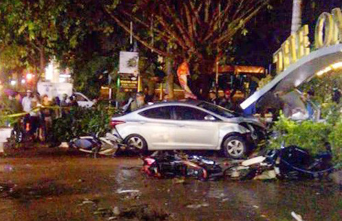 Ôtô lao vào quán cà phê tông chết hai nữ sinh. Ảnh: Trần Lộc. Ôtô lao vào quán cà phê tông chết hai nữ sinh. Ảnh: Trần Lộc.