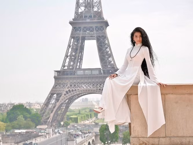  Trong chuyến đi mới đây, Trương Thị May đã diện bộ áo dài khi đến thăm tháp Eiffel – kì quan nổi tiếng của Pháp