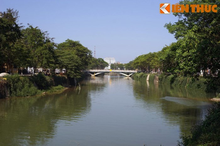 Trên lý giải khoa học, do sông An Cựu là dòng sông đào nhận nước từ sông Hương trong xanh chảy về Phá Hà trung và ra biển nên ngay cả những ngày mưa nước vẫn ít khi đục vì không có nước nguồn trên núi chảy về.