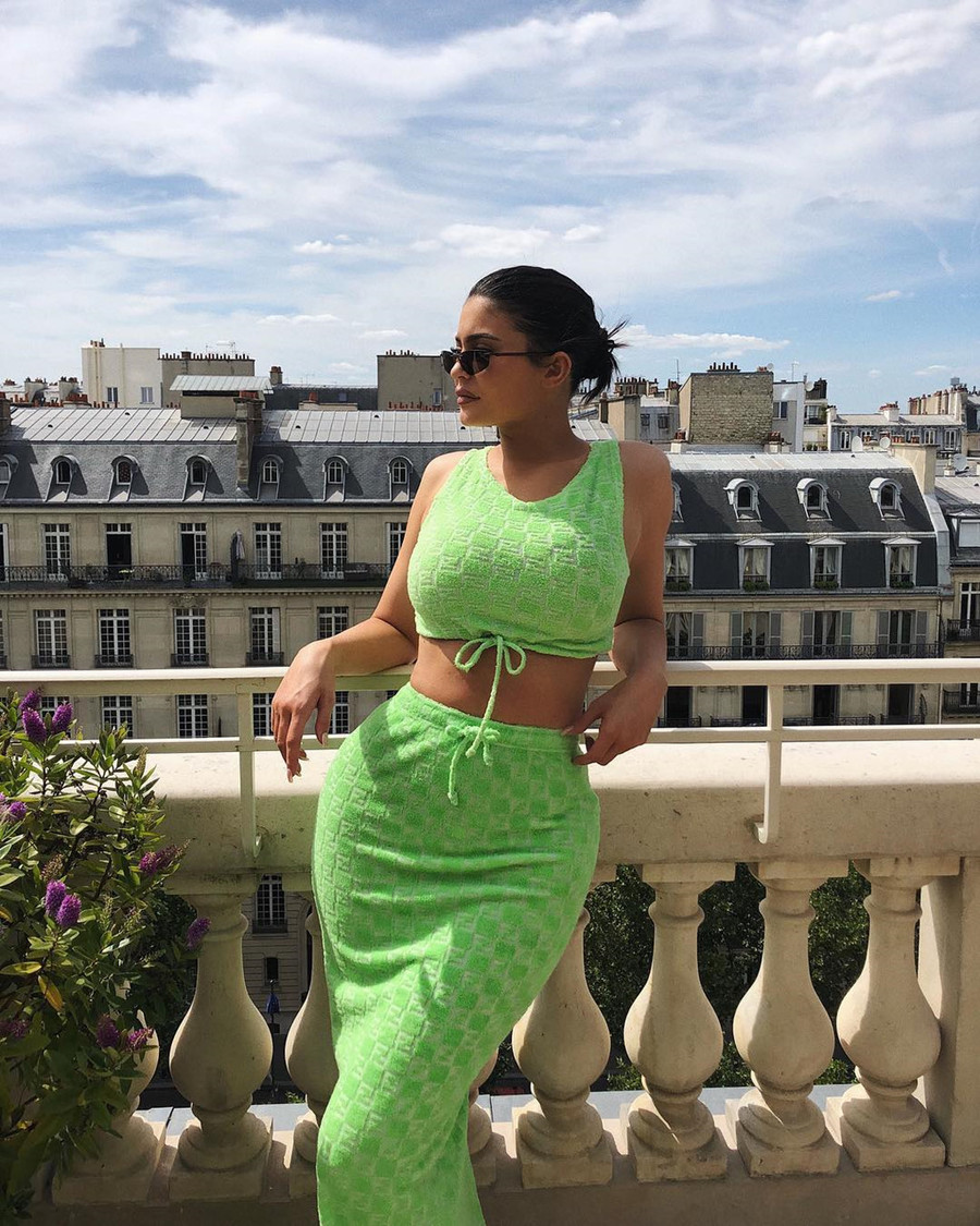Crop top cùng chân váy không phải là cách mix đồ xa lạ, nhưng nó thú vị hơn khi được phối theo phong cách matchy-matchy. Set đồ xanh chuối nổi bật mang lại cho Kylie Jenner vẻ ngoài rất lạ mắt. Crop top cùng chân váy không phải là cách mix đồ xa lạ, nhưng nó thú vị hơn khi được phối theo phong cách matchy-matchy. Set đồ xanh chuối nổi bật mang lại cho Kylie Jenner vẻ ngoài rất lạ mắt.