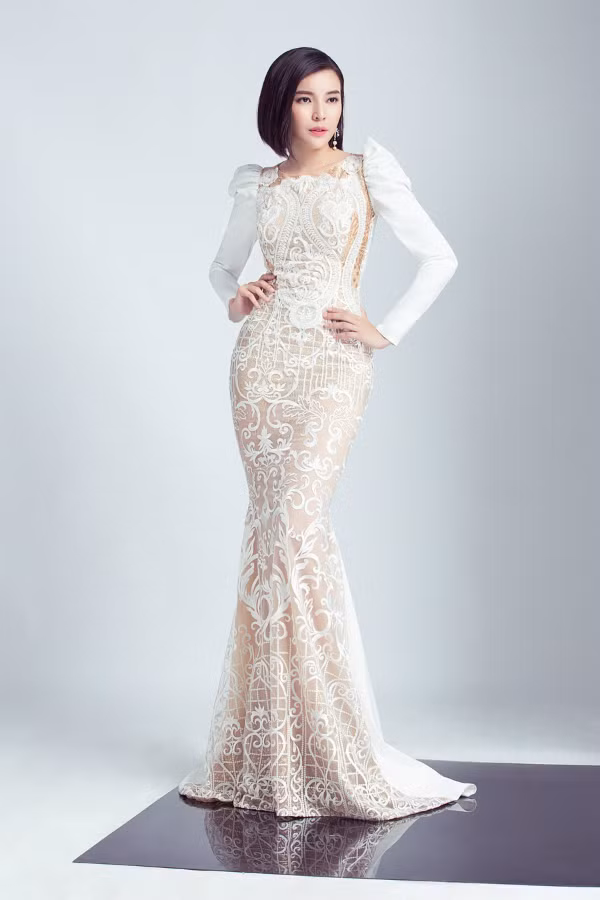 Kỹ thuật in laser trên nền vải xuyên thấu mang đến vẻ lộng lẫy cho người mặc. Cao Thái Hà hạn chế sử dụng phụ kiện để tránh rườm rà.