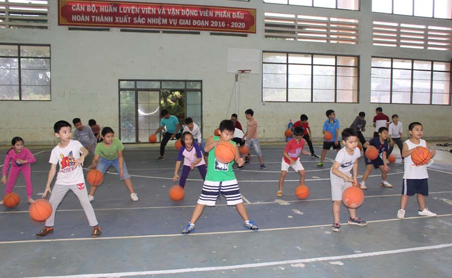 Nhiều học viên nhí rất hứng thú với môn bóng rổ. Ảnh: T.B  Nhiều học viên nhí rất hứng thú với môn bóng rổ. Ảnh: T.B