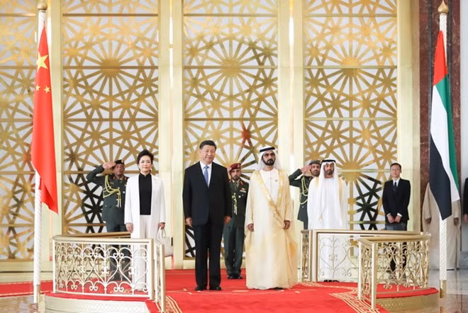 Thủ tướng UAE Sheikh Mohammed bin Rashid Al Maktoum (thứ 2, phải) và Chủ tịch Trung Quốc Tập Cận Bình (thứ 2, trái) tại lễ đón ở Abu Dhabi ngày 19-7. 