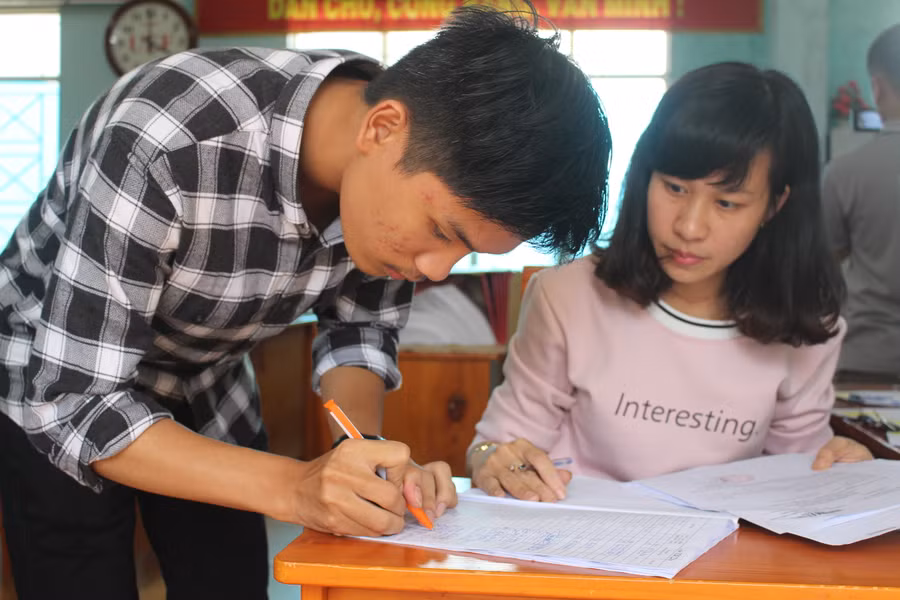  Học sinh Trường THPT chuyên Hùng Vương rút hồ sơ học sinh trước khi có quyết định thay đổi nguyện vọng. Ảnh: N.G