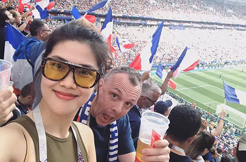 Thu Hằng có tấm vé vào sân vận động sân Luzhniki xem trận tranh cúp vàng của giải đấu thể thao lớn nhất hành tinh. Cô hòa vào không khí yêu bóng đá của người hâm mộ đến từ các nơi trên thế giới.