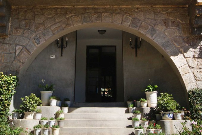 Du khách sẽ dễ dàng nhận ra sự khác biệt của biệt thự Phi Ánh với các công trình xưa cũ ở Đà Lạt. Trong khi hầu hết biệt thự rải rác khắp Đà Lạt đều mang kiến trúc Pháp, toà nhà này là công trình mang kiến trúc Tây Ban Nha duy nhất còn sót lại. Sau 1975, ngôi biệt thự trở thành nhà tập thể cho gần chục hộ dân sinh sống rồi bị bỏ hoang một thời gian dài sau đó. Năm 2007, một công ty tiếp nhận tòa biệt thự và tiến hành tu sửa.