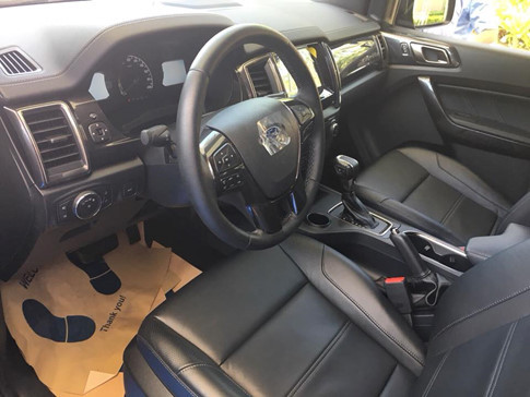 Nội thất Everest 2018 có thiết kế không nhiều khác biệt ngoài cần số có kiểu dáng mới