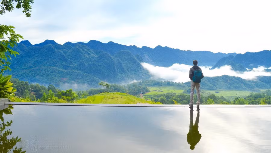  Ở thiên đường giữa đại ngàn Pù Luông dễ dàng bắt gặp hình ảnh làn mây và sương khói bay là tà dưới thung lũng rồi từ từ bốc lên cao, cùng sự phản chiếu của bể bơi vô cực khiến mọi thứ trở nên mờ ảo hơn.