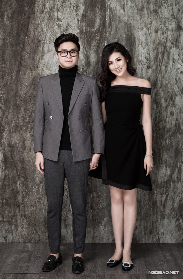 Gia Lộc kém vợ tương lai 1 tuổi nhưng cả hai được bạn bè khen có ngoại hình 'xứng đôi vừa lứa'. Khi tạo dáng trước ống kính, Á hậu Việt Nam 2012 chủ động đi giày bệt để không quá cao so với chồng. Gia Lộc kém vợ tương lai 1 tuổi nhưng cả hai được bạn bè khen có ngoại hình 'xứng đôi vừa lứa'. Khi tạo dáng trước ống kính, Á hậu Việt Nam 2012 chủ động đi giày bệt để không quá cao so với chồng.