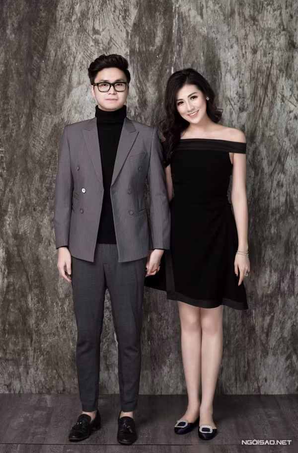 Gia Lộc kém vợ tương lai 1 tuổi nhưng cả hai được bạn bè khen có ngoại hình 'xứng đôi vừa lứa'. Khi tạo dáng trước ống kính, Á hậu Việt Nam 2012 chủ động đi giày bệt để không quá cao so với chồng.