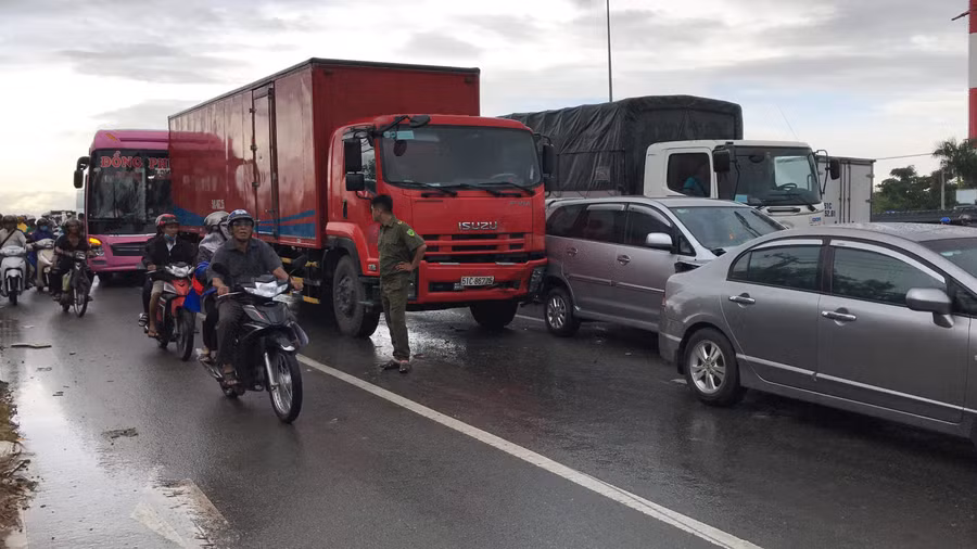 Vụ tai nạn 5 xe ô tô tông liên hoàn xảy ra ở khu vực cầu An Hạ. Vụ tai nạn 5 xe ô tô tông liên hoàn xảy ra ở khu vực cầu An Hạ.