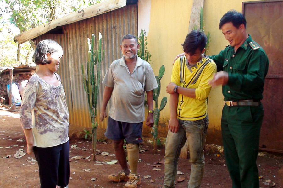 Bộ đội biên phòng luôn gần gữi với nhân dân trên địa bàn các xã biên giới. Ảnh: Trần Dung