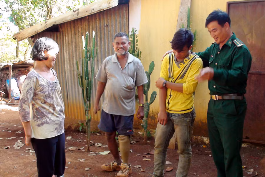 Bộ đội biên phòng luôn gần gữi với nhân dân trên địa bàn các xã biên giới. Ảnh: Trần Dung