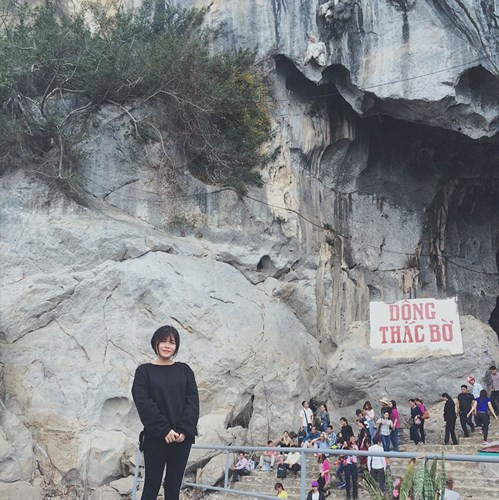 Đèo Thung Khe: Đèo Thung Khe nằm giữa Tân Lạc và Mai Châu còn có tên gọi khác là đèo Đá Trắng. Thung Khe một ngày như có bốn mùa. Sáng trong trẻo, thung lũng dưới chân đèo xanh mướt thảm cỏ,đầy sức sống mùa xuân. Trưa chói chang như ngày hè. Chiều dìu dịu, con đường đèo như 